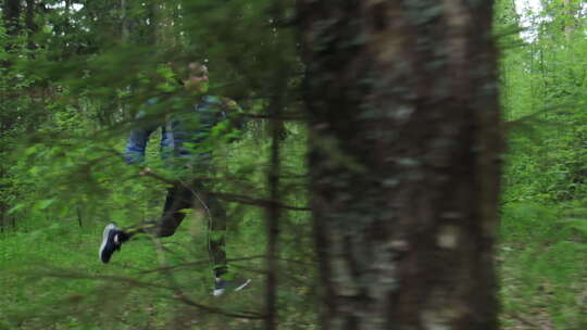 运动的年轻人跑步。男人在森林里跑得很快
