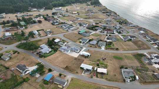 太平洋沿岸农村社区的鸟瞰图