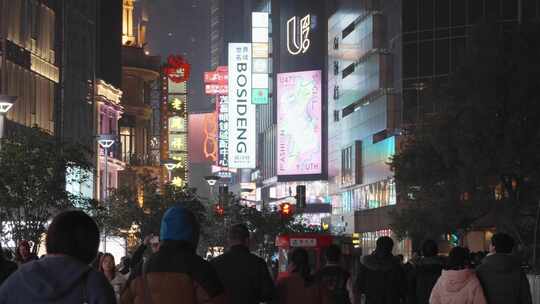 上海南京东路霓虹灯夜景人流