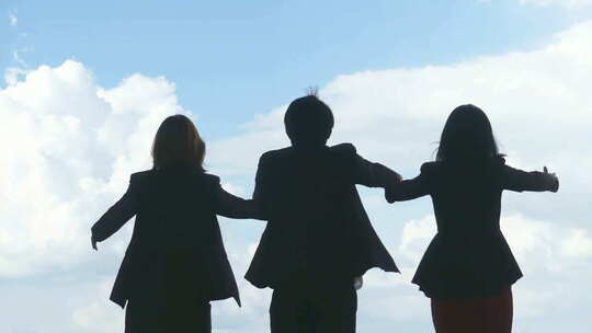 三个白领高举双手加油打气的背影