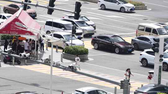 城市十字路口车流人流