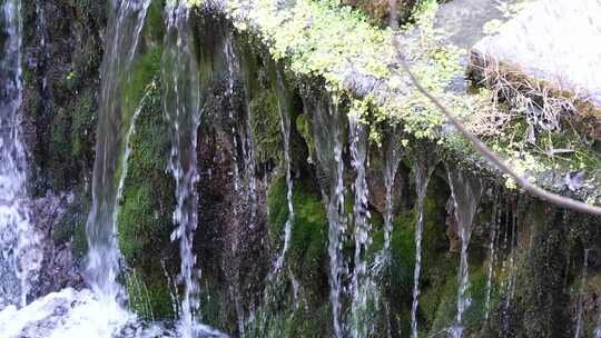 山间瀑布水流溅起水花