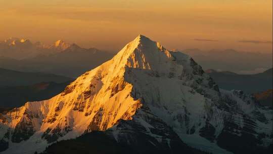 2026新年巅峰荣耀日照金山史诗风光视频