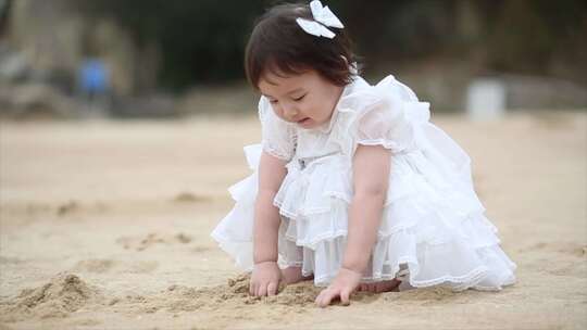 女孩在沙滩上玩沙奔跑【商用需购买企业授权