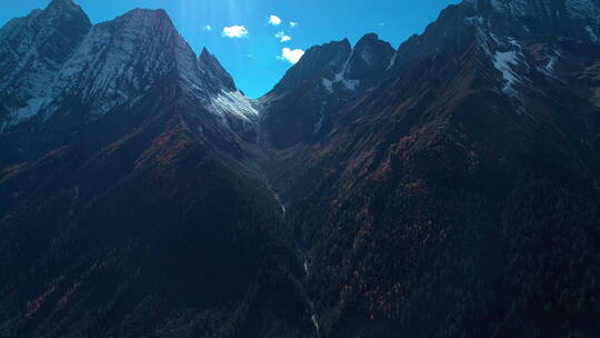 川西高山航拍风景秋季阳光蓝天下雄伟山峰