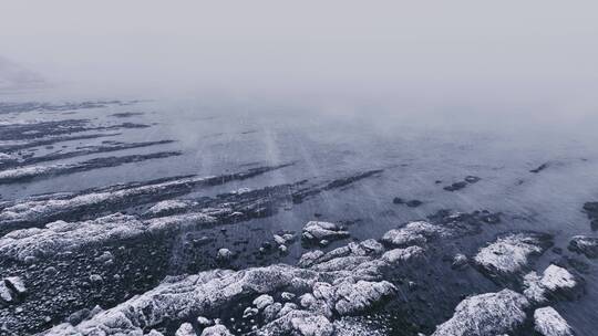 海浩风雪中的海岸