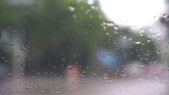 下雨天车窗外街景雨天道路交通车流窗户风景视频素材模板下载