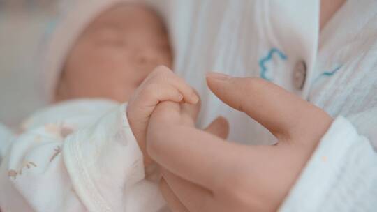 4K婴儿妈妈牵婴儿小手视频素材视频素材模板下载