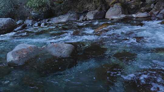 山涧溪流清澈流水