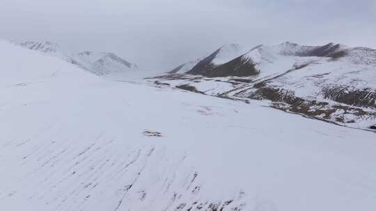 航拍青海德马高速旁的挝卓依垭口雪山