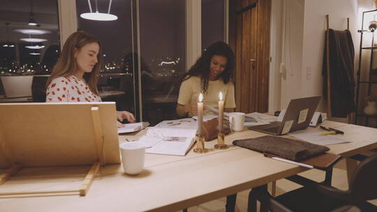 女大学生在桌旁学习