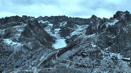 高山湖泊间蜿蜒道路的自然风光