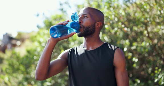 人，放松和运动的性质与饮用水的水合作用，