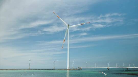 蓝天大海和风力涡轮机。绿色能源和环境。