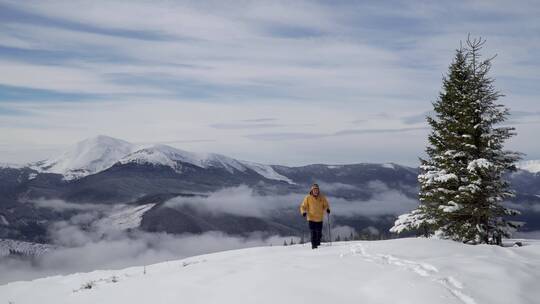 男人攀爬上雪山