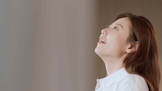 清晨女子起床拉窗帘