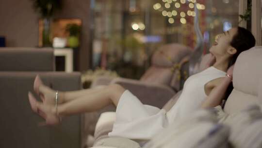 温馨家庭看房选购家具一家人商场看家具