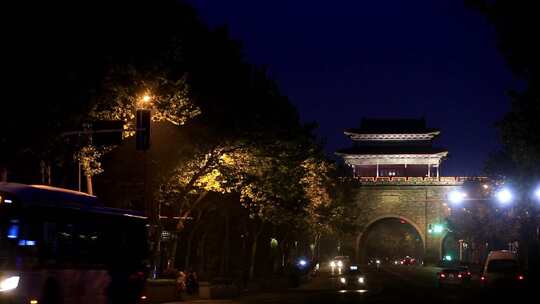 夜晚城市中灯光闪烁的模糊景象