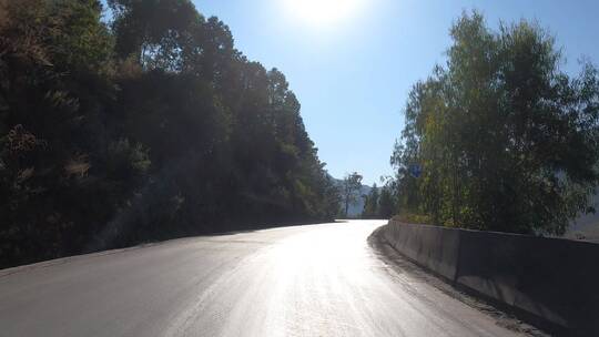 群山蜿蜒田园公路