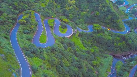 航拍汽车和卡车行驶在盘山公路上