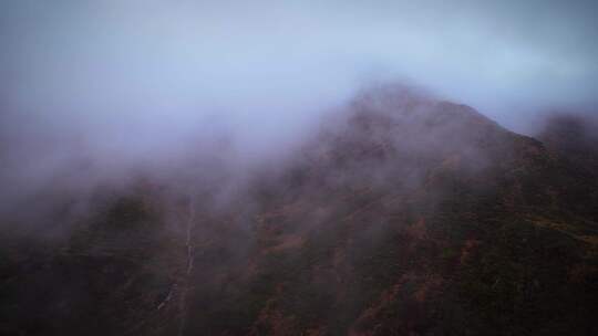 航拍山峰河流云雾弥漫清晨雾气