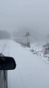 大雪天气下的积雪道路汽车行驶中