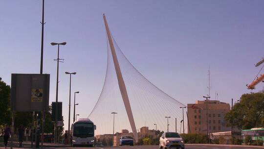 一座竖琴形式的巨大桥梁迎接游客