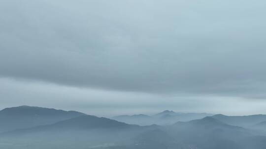 山峰云雾缭绕雨天多云天气