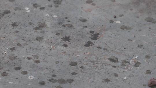 4K雨滴落在水泥地上开始下雨空镜视频素材模板下载