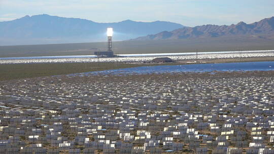 沙漠中的太阳能发电设施