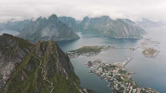 岩石海岸空中岛屿上的建筑