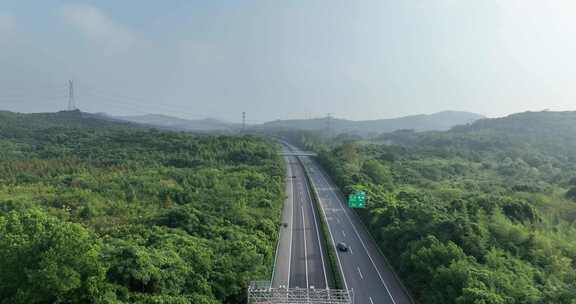 高速公路经过森林航拍