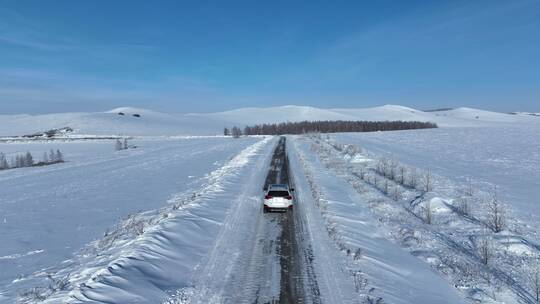 追拍雪原道路汽车行驶