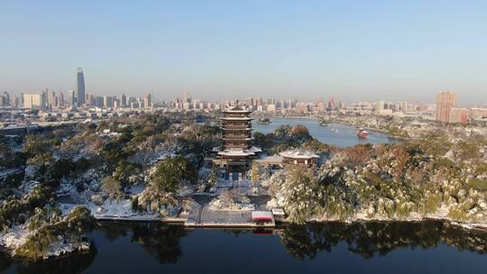 航拍山东济南大明湖超然楼雪景视频素材模板下载