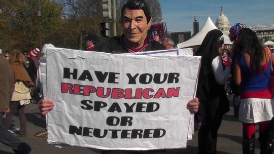 男人举着一个写着你的共和党人做过绝育手术吗的牌子视频素材模板下载