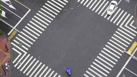 下雨天的街道马路俯瞰