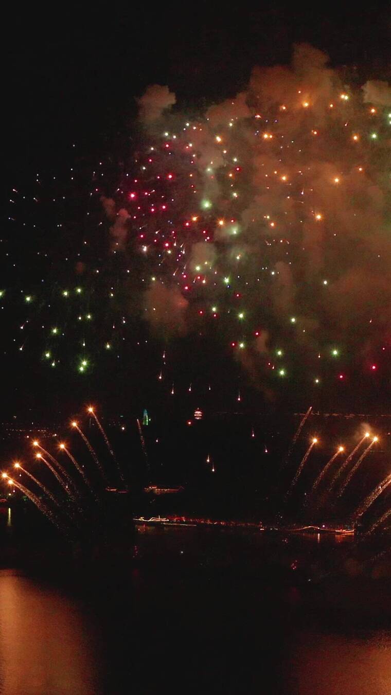 航拍烟花视频素材_1080p竖_30p_001