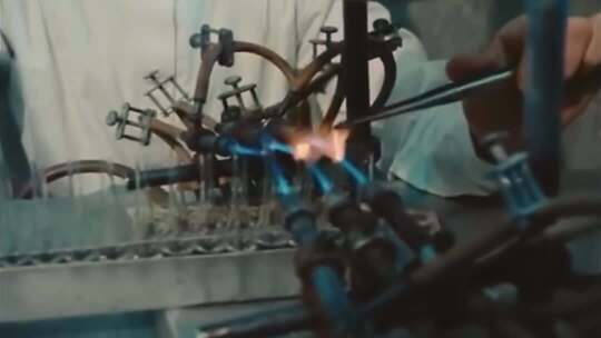 70年代轻工业发展 药品生产车间