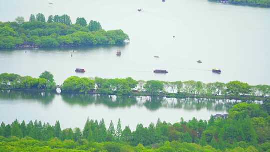 江南杭州西湖苏堤旅游湖面上的观光船