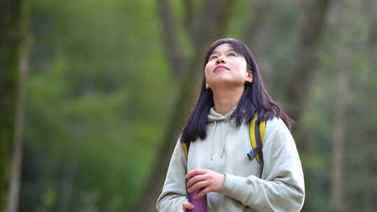 年轻活力青春女孩独自户外郊游踏青公园山林