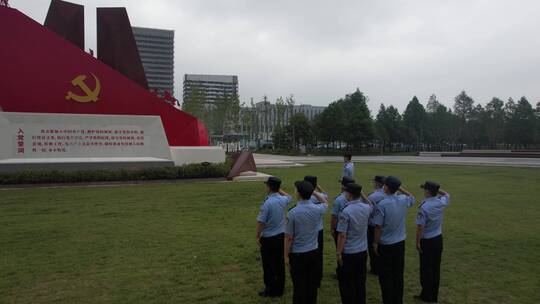 航拍面向党旗雕塑宣誓的警察队伍视频素材模板下载