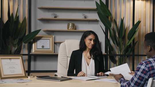 层女人与客户交谈