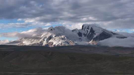 西藏冲巴雍措景区连绵雪山航拍