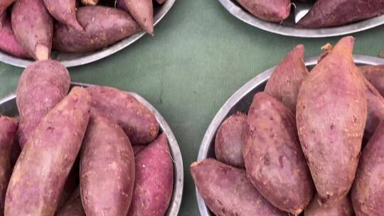 市场卖紫薯红薯白薯地瓜
