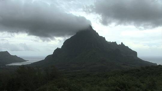 火山口上方的云延时摄影