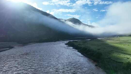 航拍青海玉树高原旅游山谷晨雾仙境云层环绕