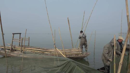 正在拆除湖区围网的渔民