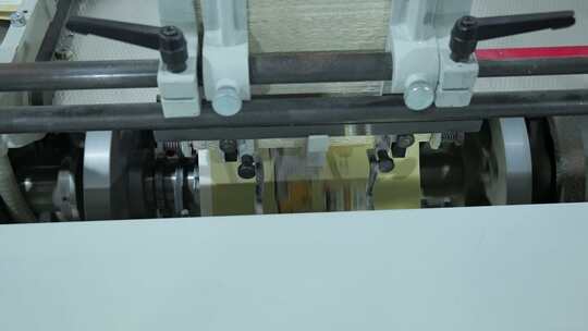 印刷厂里的各种机械设备运行1
