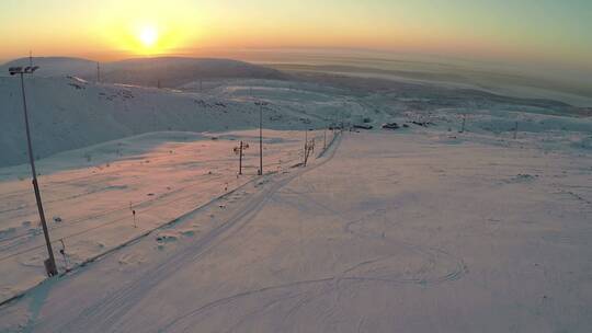 冬季滑雪场日落天际线景观