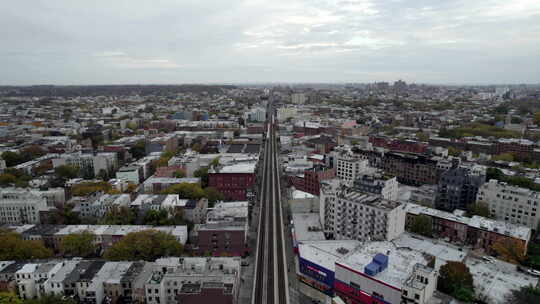 纽约布鲁克林高架轨道上的MTA列车鸟瞰图